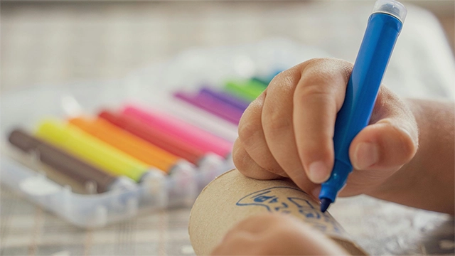 Child drawing with felt-tip pen